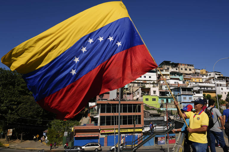 Opositores del presidente venezolano Nicolás Maduro se manifiestan el día antes de su toma de posesión para un tercer mandato en Caracas, Venezuela, el jueves 9 de enero de 2025. (AP Foto/Ariana Cubillos)