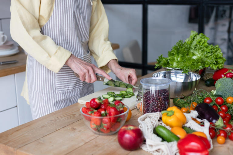 A woman prepares vegetables. Photo: Shutterstock