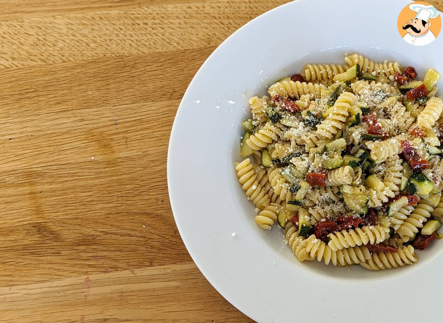 Pasta mit zucchini und sonnengetrockneten tomaten: ein schneller und ...