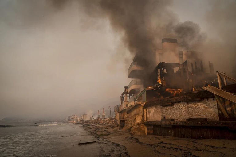 Una propiedad frente a la playa es quemada por el incendio Palisades, el jueves en Malibú, California. AP