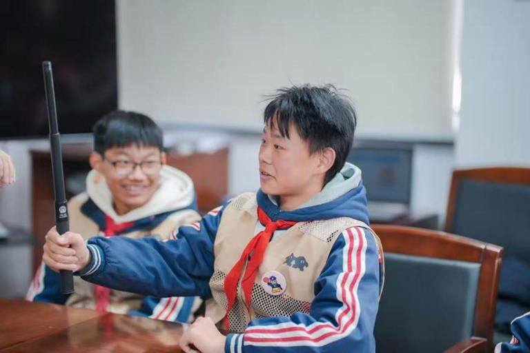 职场“童”行体验营启航,这些“未来警察”走进塘桥派出所 职场“童”行体验营启航,这些“未来警察”走进塘桥派出所