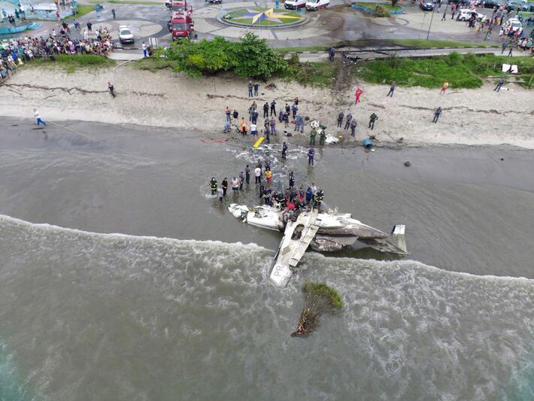 UBATUBA/SP 09/01/2025 AVIAO ACIDENTE Avião de pequeno porte cai em Ubatuba - Um avião de pequeno porte caiu na manhã desta quinta-feira, 9, na orla da Praia do Cruzeiro, próximo à pista de skate, em Ubatuba, no litoral de São Paulo. O piloto morreu na ocorrência. FOTO Francisco Trevisan/GBMar Foto: Francisco Trevisan/GBMar