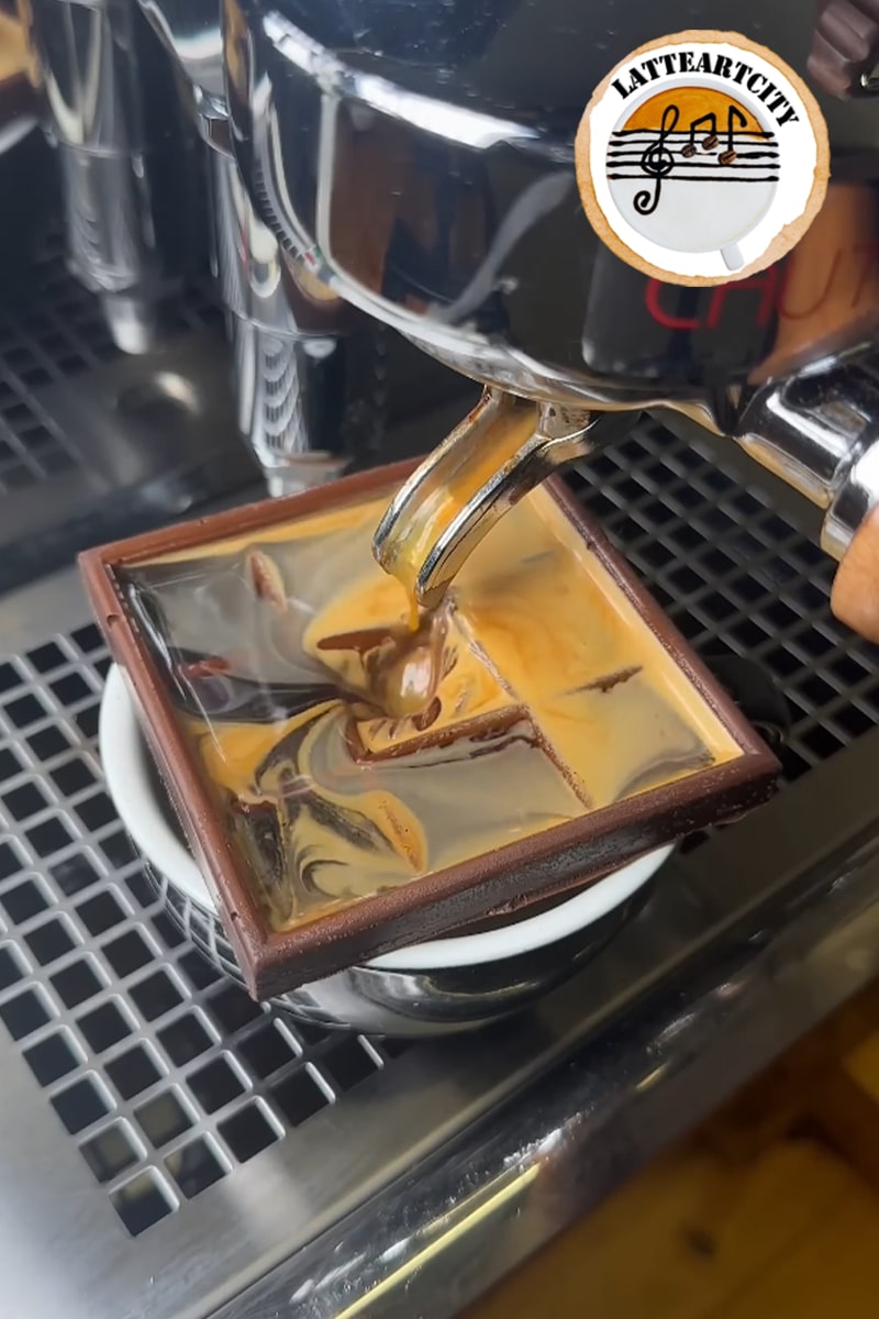 Künstlerische Espresso-Extraktion über Schokolade