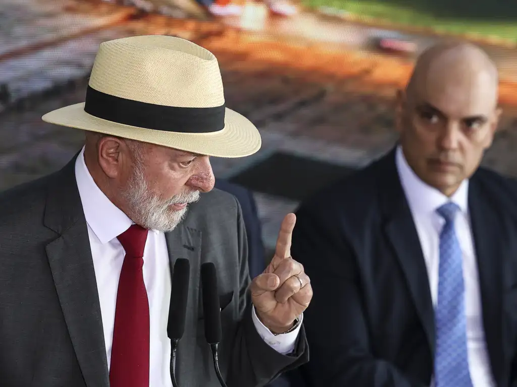 A denúncia anônima foi recebida pelas forças de segurança e sugere que um atentado seria realizado em janeiro, utilizando granadas, explosivos e um fuzil.