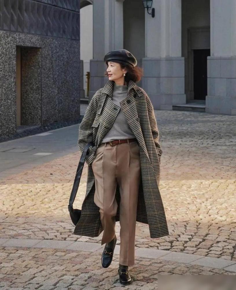 50岁女人腿粗、胯宽、臀大，尽量别碰这3种穿搭雷区，谁穿谁老