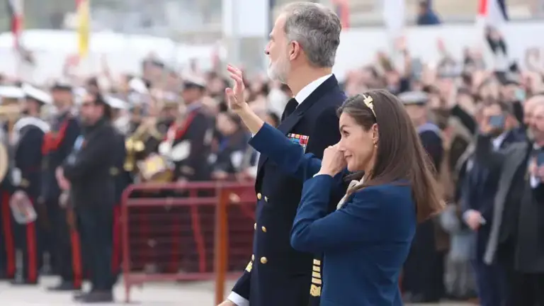 Una experta analiza los enternecedores gestos de los Reyes Felipe y Letizia  durante la despedida de la Princesa Leonor