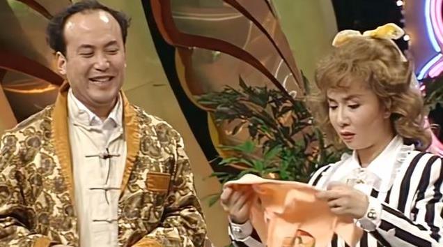 郭达妻子吴芳:美貌不输倪萍，嫁名人丈夫平淡幸福，儿子让人操心