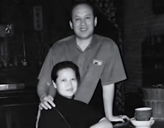 郭达妻子吴芳:美貌不输倪萍，嫁名人丈夫平淡幸福，儿子让人操心