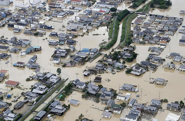 ’10年代以降、日本各地で大雨による被害が拡大している。写真は岡山県倉敷市（’18年）。’25年も巨大台風や豪雨が続発