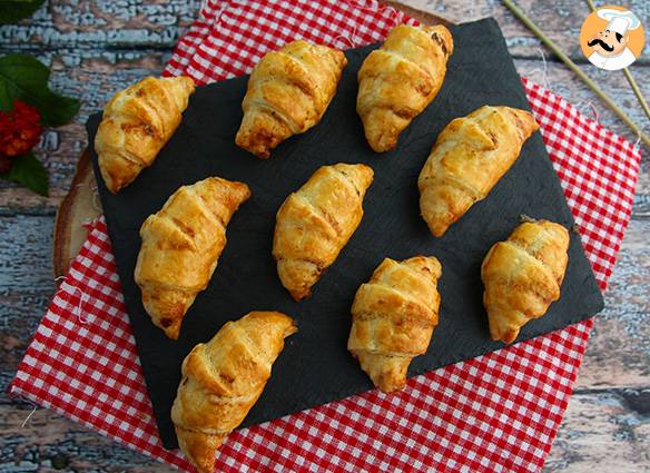 Blätterteigcroissants mit schinken und frischkäse
