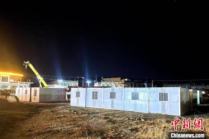 四川捐赠400多套折叠式装配板房在西藏拉孜县开始搭建安装