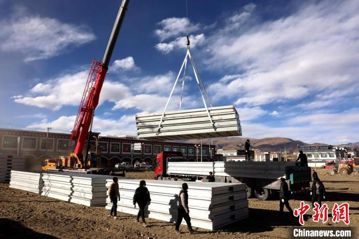 四川捐赠400多套折叠式装配板房在西藏拉孜县开始搭建安装