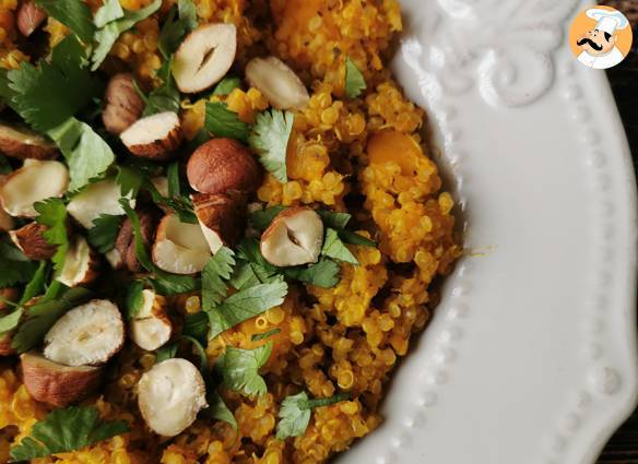 Vegetarische risotto met quinoa, butternoot, hazelnoten en koriander ...