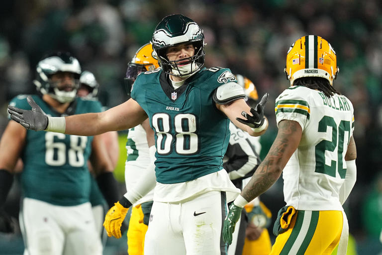 Dallas Goedert delivers a double-stiff arm to Packers Carrington ...