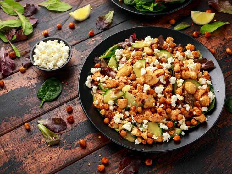 Gerösteter Blumenkohl-Kichererbsen-Salat mit Gurke und Feta