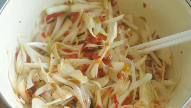 进入腊月，菜市场碰到它别手软！一次买10斤，拌一拌就能吃，爽脆开胃！