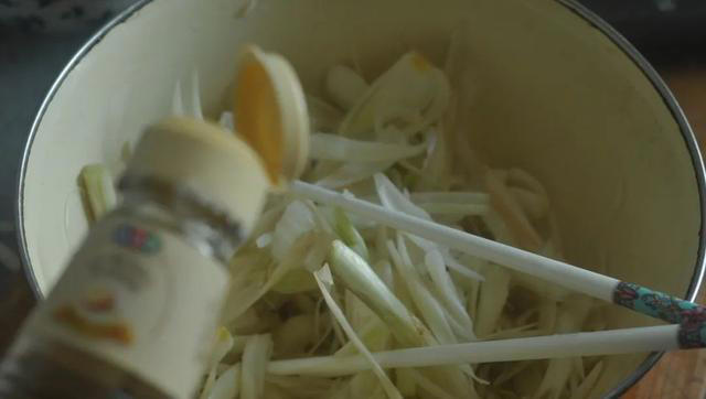 进入腊月，菜市场碰到它别手软！一次买10斤，拌一拌就能吃，爽脆开胃！