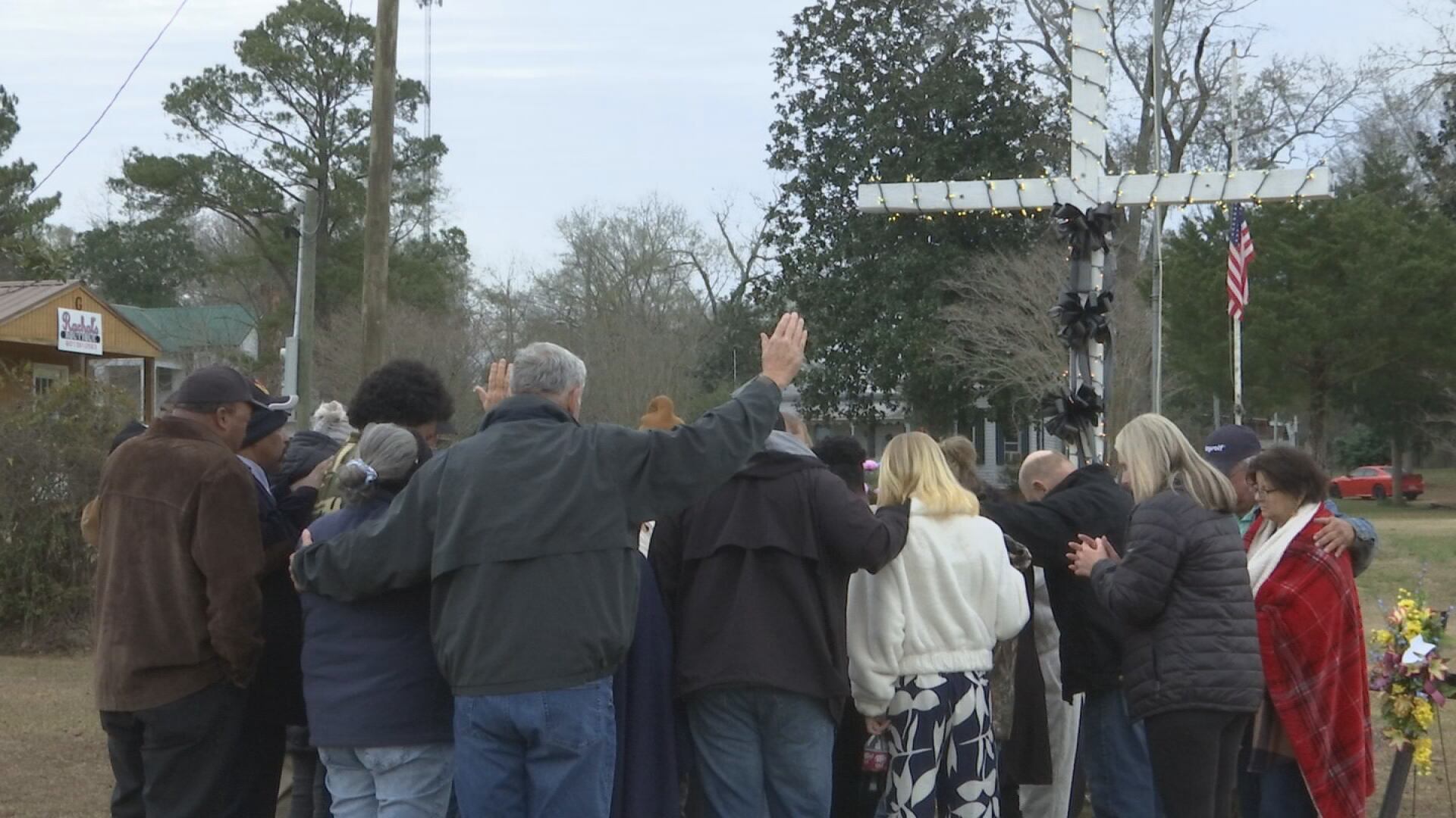 State Line community rallying together in prayer after triple homicide