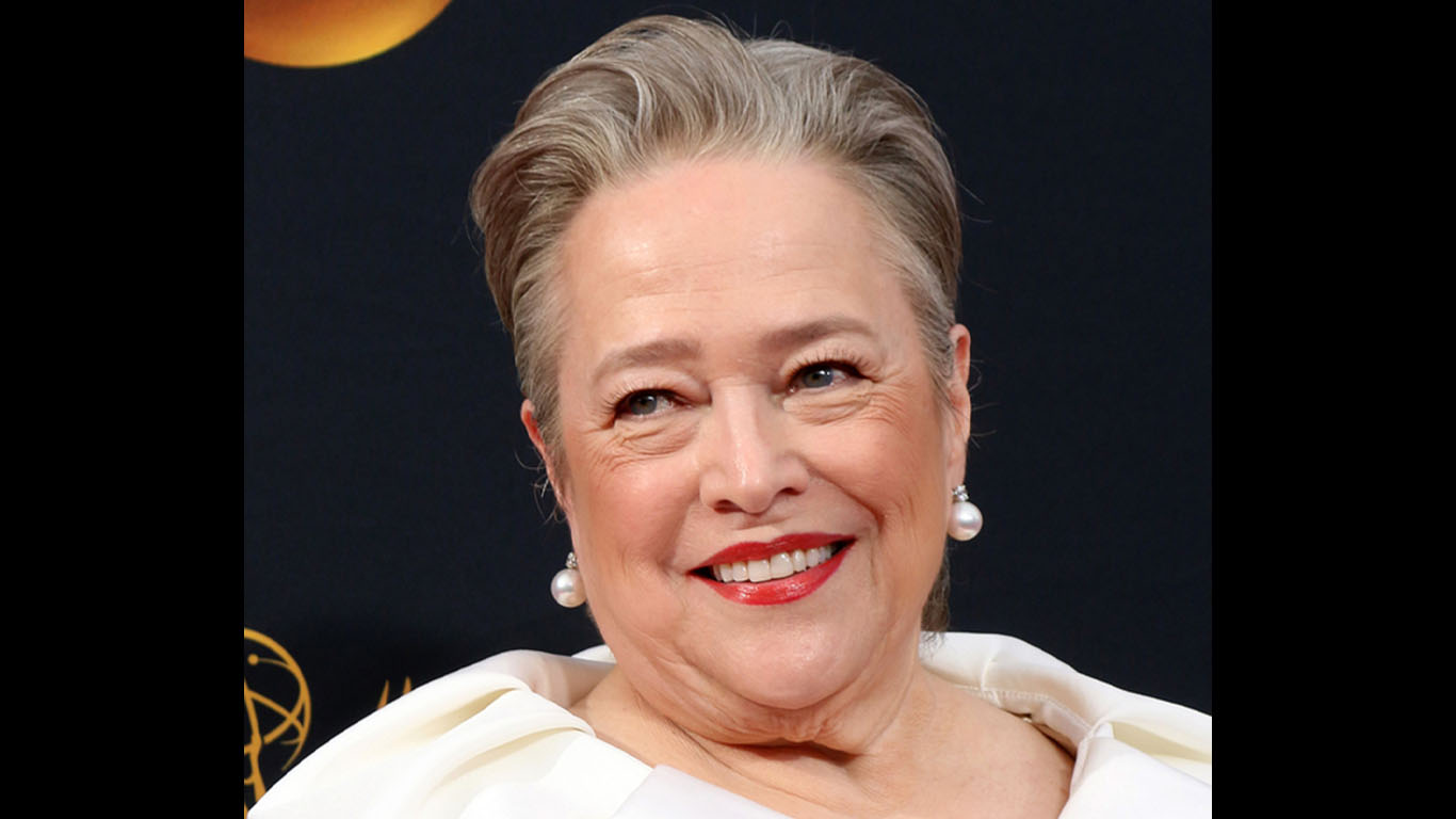 Kathy Bates stuns with new look at Golden Globes