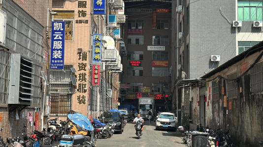 Conjunto de fábricas em Panyu é parte da cadeia de suprimentos da China