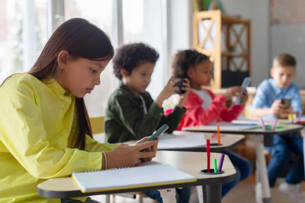 Uso de smartphones em sala de aula também se intensificou após a pandemia da COVID-19 (Imagem: GettyImages)