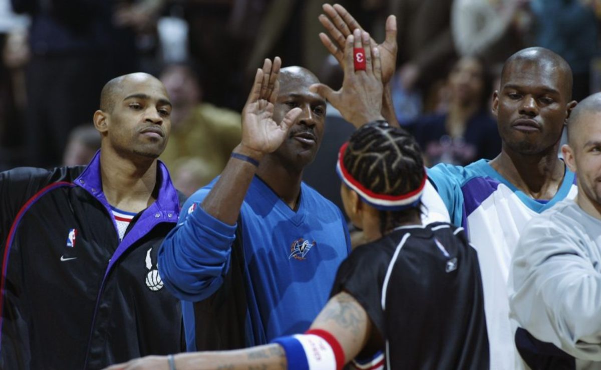 Allen Iverson (Philadelphia 76ers) greets Michael Jordan (Washington Wizards) during the 2003 NBA All-Star Game.