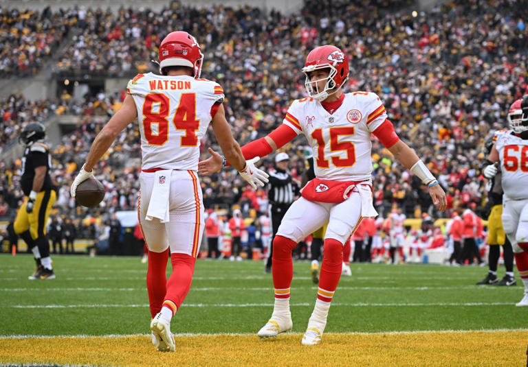 Kansas City Chiefs wide receiver Justin Watson (84) celebrates an 11-yard touchdown with quarterback Patrick Mahomes (15) against the Pittsburgh Steelers during the first quarter at Acrisure Stadium.