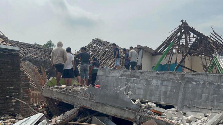 Kondisi rumah yang porak poranda akibat ledakan di Desa Sumolawang, Kecamatan Puri, Kabupaten Mojokerto, Jawa Timur, Senin (13/1/2024) pagi. (KOMPAS.COM/POLRES MOJOKERTO)