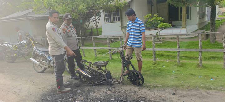 Motor guru SMA Putra Bangsa, Ahmad Nurudin, yang dibakar oleh siswanya yang bernama Ahmad Qurtubi. Foto: Dok. Polres Sumenep