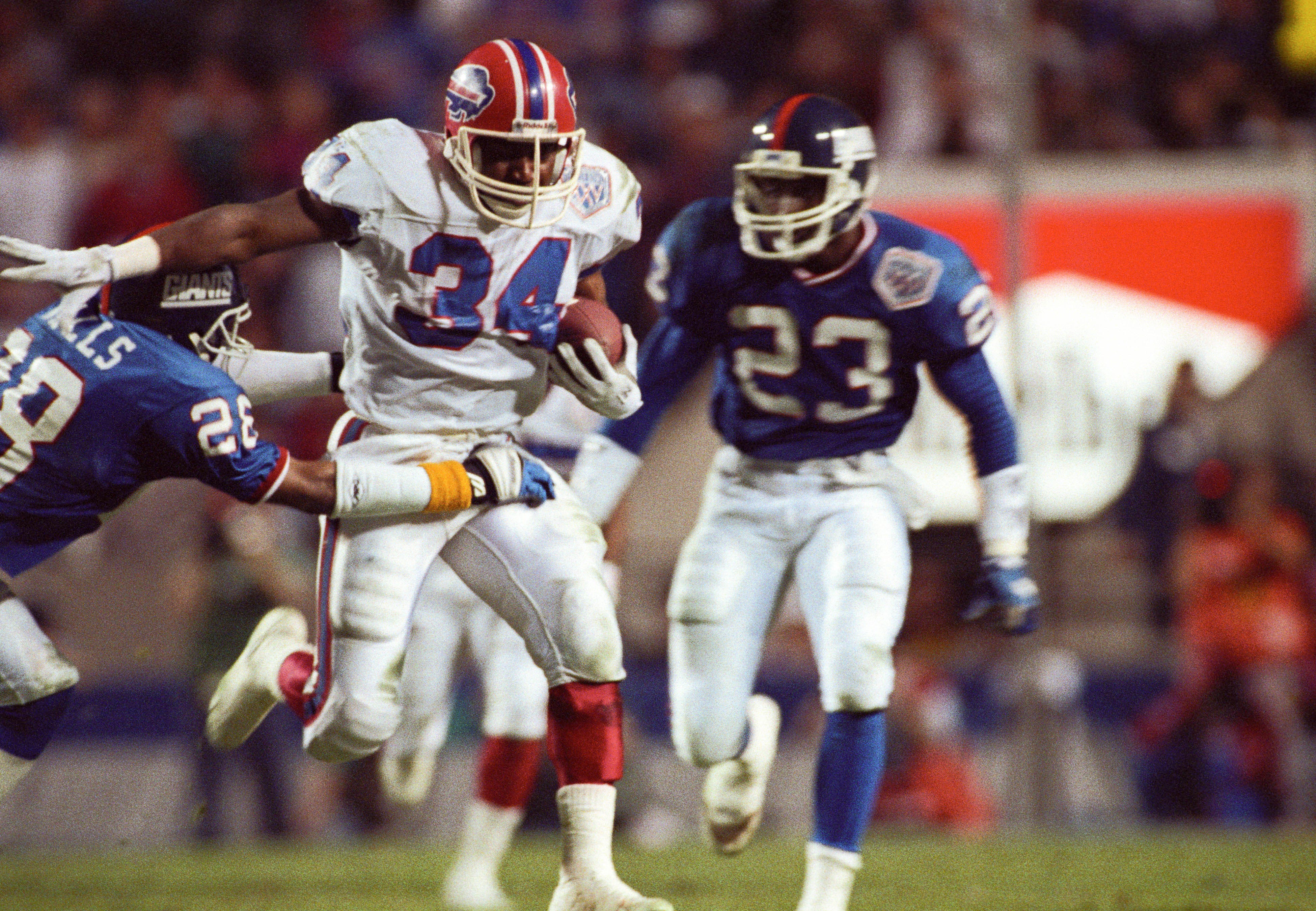 Buffalo Bills running back Thurman Thomas (34) carries the ball while New York Giants cornerback Everson Walls (28) attempts to tackle during Super Bowl XXV at Tampa Stadium.