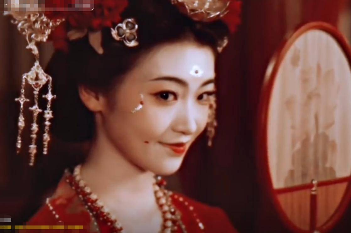 《国色芳华》集齐11位美女，但凡杨紫拉垮点，都压不住漂亮女配