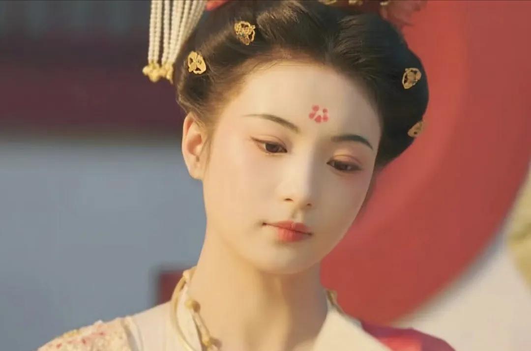 《国色芳华》集齐11位美女，但凡杨紫拉垮点，都压不住漂亮女配