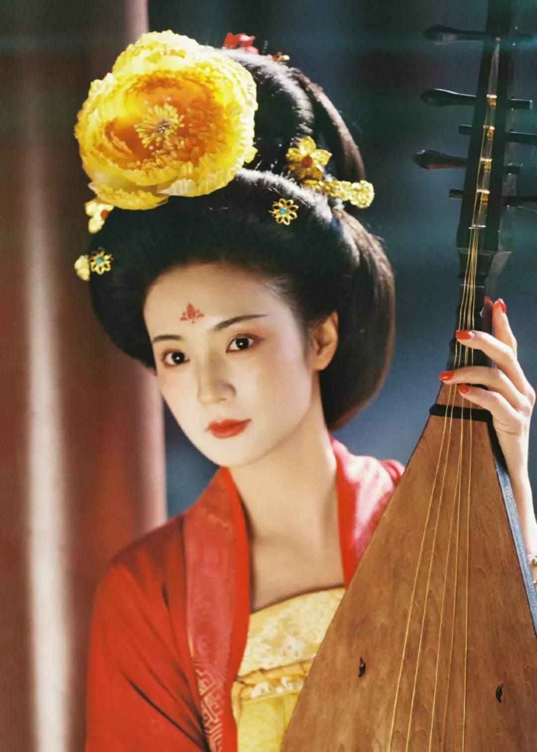 《国色芳华》集齐11位美女，但凡杨紫拉垮点，都压不住漂亮女配