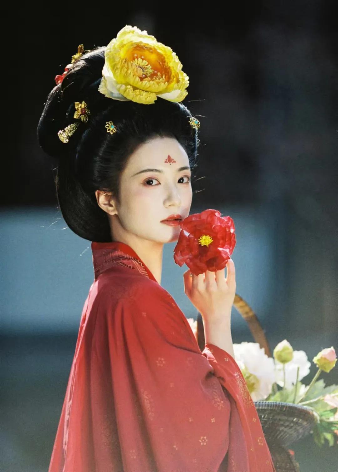 《国色芳华》集齐11位美女，但凡杨紫拉垮点，都压不住漂亮女配