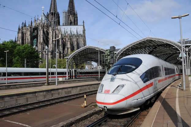 Dia 4 van 10: ICE 3 is part of the high-speed trains operated by Deutsche Bahn. The maximum operating speed of this train is 318kph.