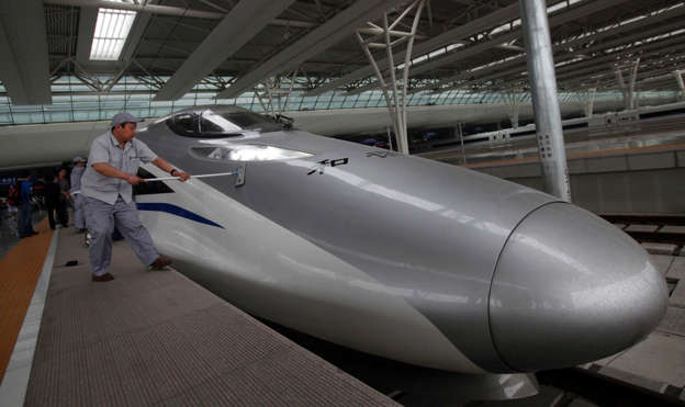Dia 1 van 10: The CRH380A is an electric high-speed train, built in China. The 8-car train has a top speed of 416kph