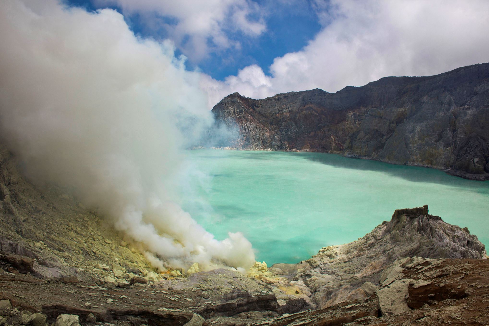 有毒ガスが立ち込める インドネシア火山の硫黄鉱山風景