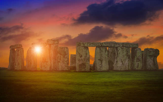 슬라이드 12/14: Landscapes image of sunset over Stonehenge an ancient prehistoric stone monument, Wiltshire, UK.