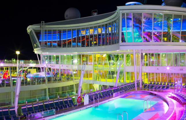 ÎÎ¹Î±ÏÎ¬Î½ÎµÎ¹Î± 3 Î±ÏÏ 24: ROYAL CARIBBEAN "OASIS OF THE SEAS" - MARCH 4, 2013: Open pool deck of the luxury cruise ship. Over 5,500 guests are cruising every week.