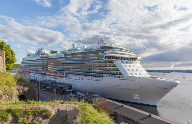 ÎÎ¹Î±ÏÎ¬Î½ÎµÎ¹Î± 19 Î±ÏÏ 24: OSLO, NORWAY - MAY 13, 2016: Cruise liner Regal princess is docked in Oslo, Norway.