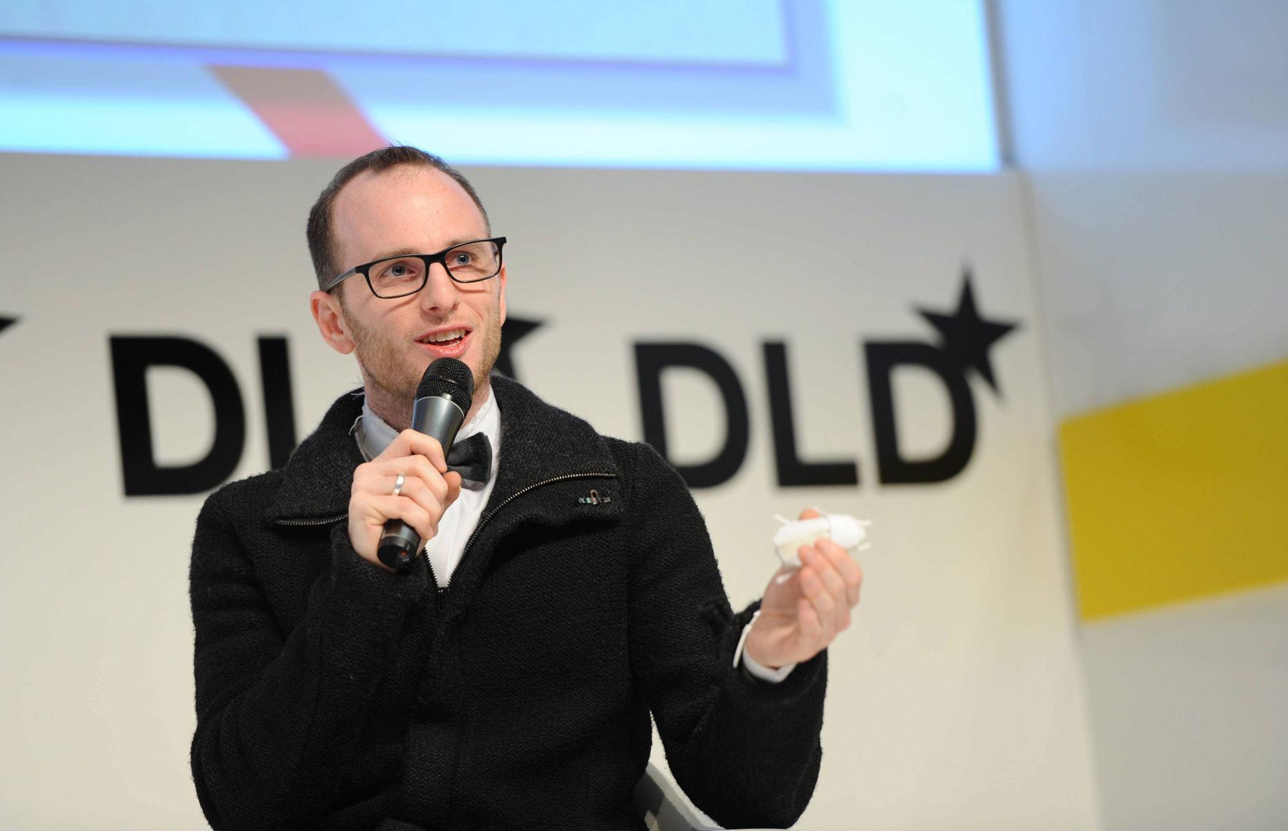 Diapositiva 2 de 31: In 2007, hard-up Joe Gebbia and roommate Brian Chesky decided to rent out air beds in their San Francisco apartment to conference goers and tourists, calling their little venture AirBed & Breakfast. Renamed Airbnb, the firm obtained its first round of funding in 2009, and by 2014 the company was valued at $10 billion (Â£7.8bn), making each of its co-founders a billionaire.