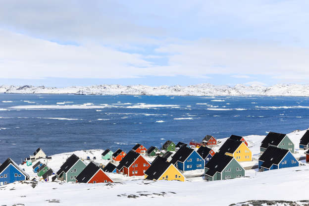 ÎÎ¹Î±ÏÎ¬Î½ÎµÎ¹Î± 19 Î±ÏÏ 20: Colorful inuit houses in a suburb of arctic capital Nuuk
