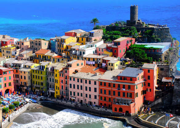 ÎÎ¹Î±ÏÎ¬Î½ÎµÎ¹Î± 13 Î±ÏÏ 20: Colorful houses at seaside, Vernazza, Cinque Terre, Italy.