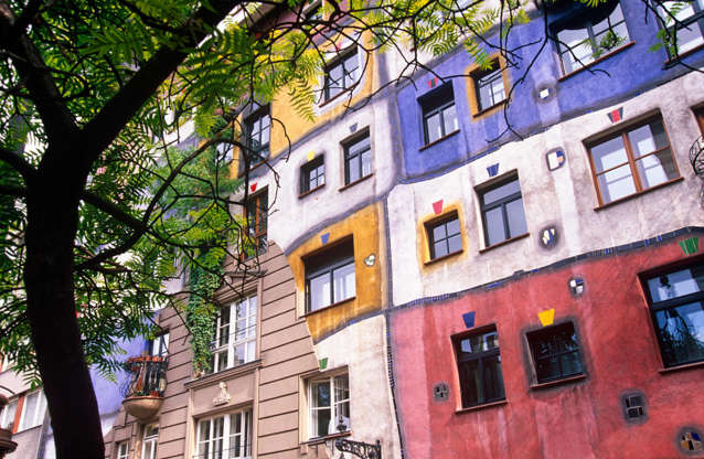 ÎÎ¹Î±ÏÎ¬Î½ÎµÎ¹Î± 12 Î±ÏÏ 20: Austria, Vienna. The Hundertwasser Haus. This is an apartment house designed by Austrian artist Friedensreich Hundertwasser.