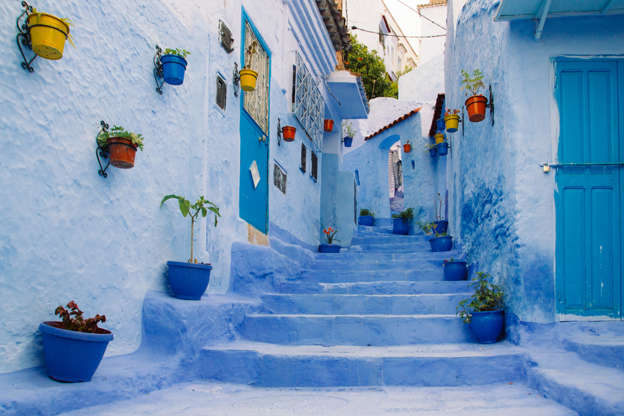 ÎÎ¹Î±ÏÎ¬Î½ÎµÎ¹Î± 18 Î±ÏÏ 20: A blue medina street, Rif Mountains, Morocco