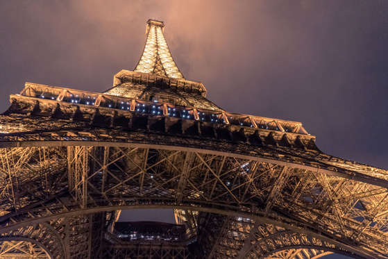 Diapositiva 3 de 46: A famosa Torre Eiffel situada em Paris cresce cerca de 15cm a mais no verão.