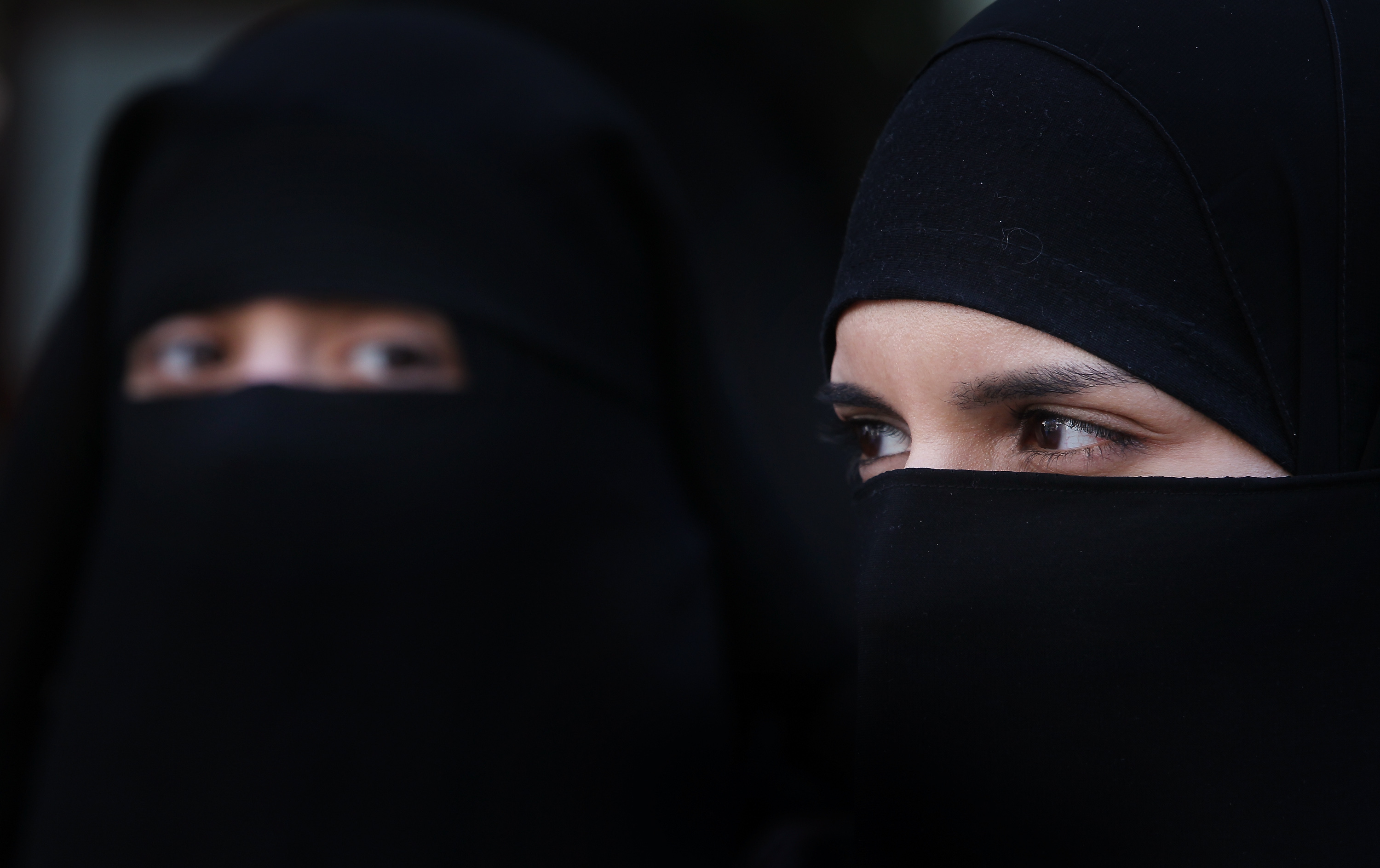 Διαφάνεια 33 από 36: Two women wearing Islamic niqab veils stand outside the French Embassy during a demonstration on April 11, 2011 in London, England. France has become the first country in Europe to ban the wearing of the veil and in Paris two women have been detained by police under the new law