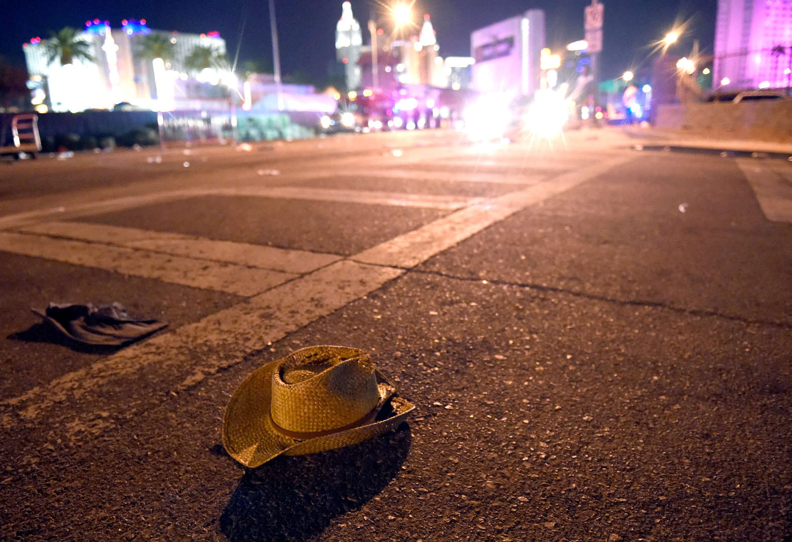 Διαφάνεια 32 από 36: A cowboy hat lays in the street after shots were fired near a country music festival on October 1, 2017 in Las Vegas, Nevada. There are reports of an active shooter around the Mandalay Bay Resort and Casino.