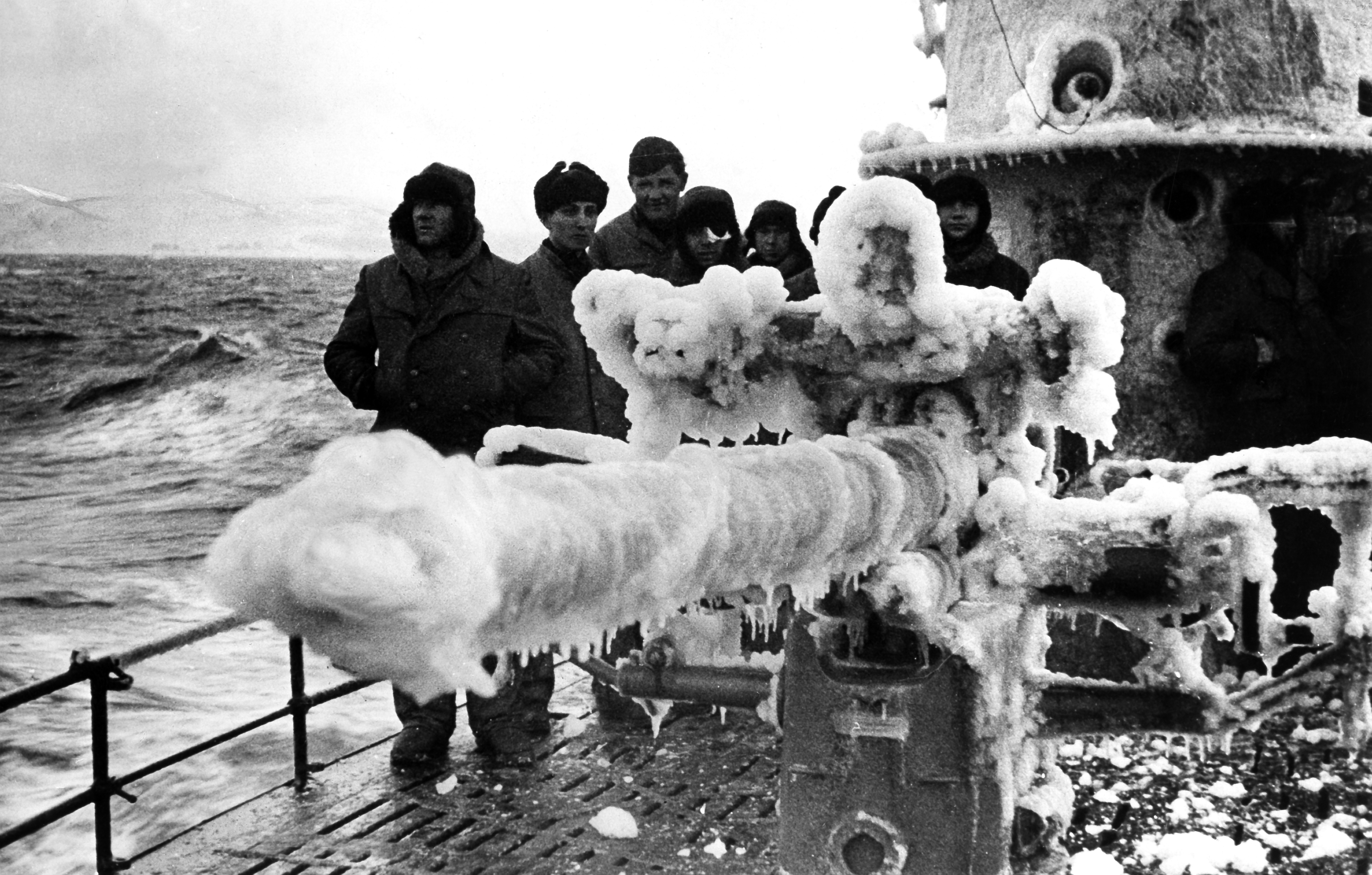 Slide 17 de 100: WW II, naval warfare, U-Boat war: German submarine in the polar sea1942BVZ 13.06.1942