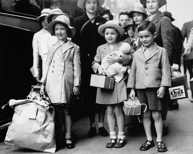Slide 18 de 100: London evacuees with gas masks (in cardboard parcels) and luggage all set for evacuation from the capital to the other areas of the country, during the Second World War.